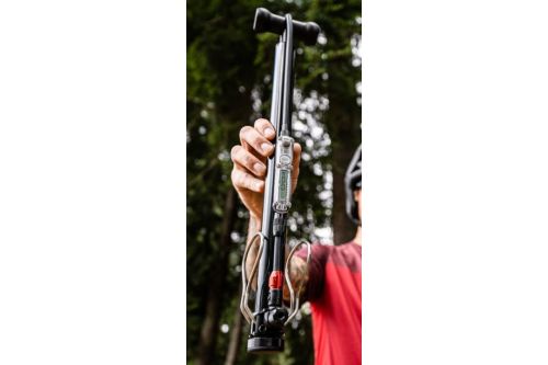 Pompka podłogowa z cyfrowym manometrem LEZYNE Digital Travel Floor Drive Black